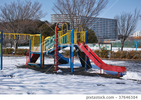公園與遊樂場設備覆蓋著雪 37646384