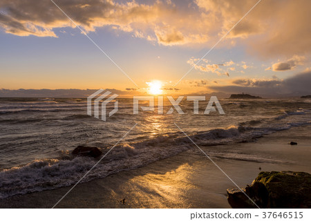 Sunset over the Enoshima coast 37646515
