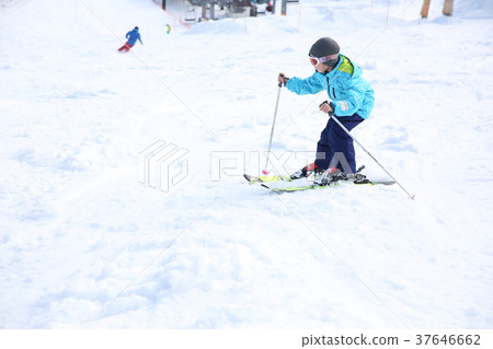 Children enjoying skiing 37646662