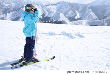 孩子們喜歡滑雪 37646817