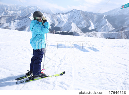孩子們喜歡滑雪 37646818