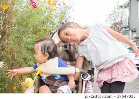 小學學生 小學生 家庭 37647923