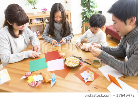 父母和孩子折疊摺紙 父母和孩子折疊摺紙 37649472