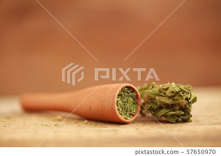 indica Cannabis pipe 37650970