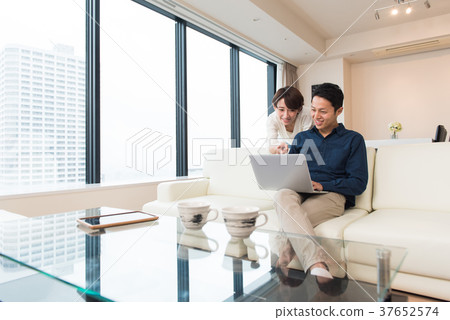 Middle couples relaxing in the living room 37652574