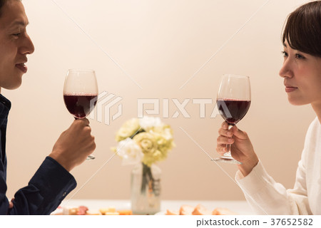 Middle couples relaxing in the living room Middle couples relaxing in the living room 37652582