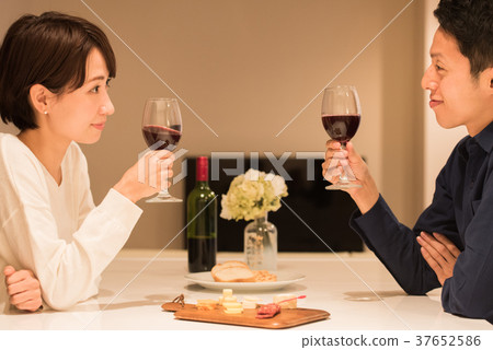 Middle couples relaxing in the living room Middle couples relaxing in the living room 37652586