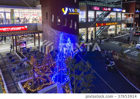 Supermarket at night 37653914