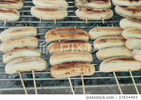 grilled banana in the market. 37654403
