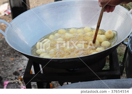 Making fried mashed sweet potato is delicious. 37654554