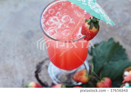Strawberry italian soda and fresh strawberry  37656848