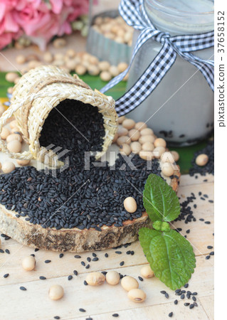 Soybean milk mix black sesame is delicious. Soybean milk mix black sesame is delicious. 37658152