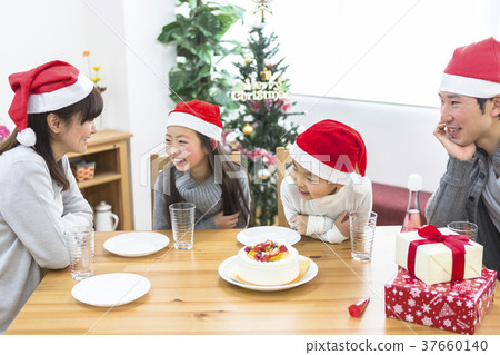 Families making Christmas parties 37660140