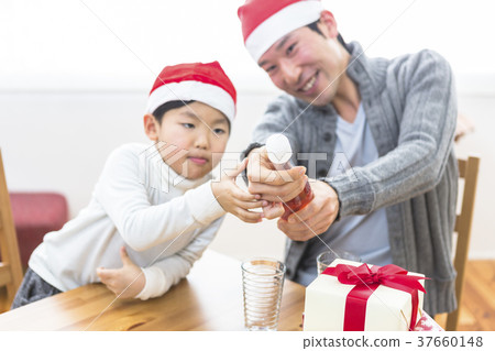 Families making Christmas parties 37660148