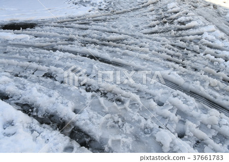 日本的城市景觀,雪景“汽車輪胎的痕跡”=大雪的黎明·橫濱市,2018年1月23日拍攝 日本的城市景觀,雪景“汽車輪胎的痕跡”=大雪的黎明·橫濱市,2018年1月23日拍攝 37661783