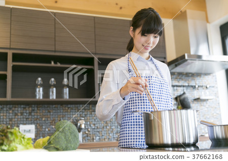 廚房裡的女人 37662168