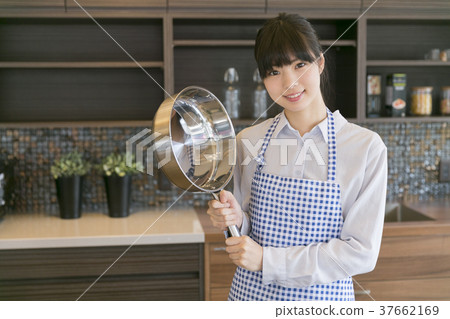 廚房裡的女人 37662169