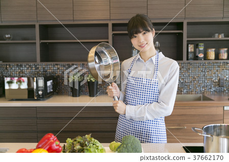 廚房裡的女人 37662170