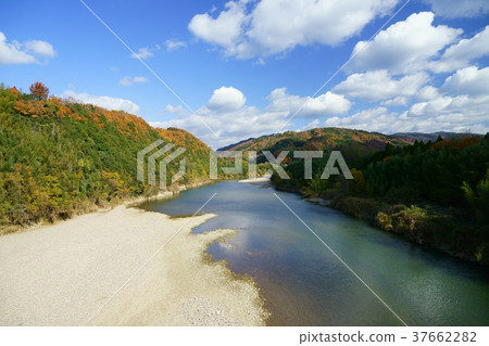 與河(秋天)1的風景 與河(秋天)1的風景 37662282