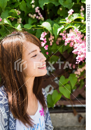 在沖繩旅行的婦女 在沖繩旅行的婦女 37662331