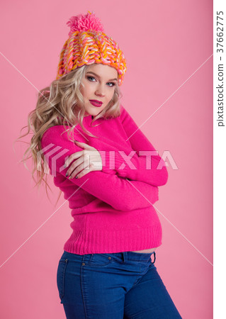 Beautiful young pregnant woman is wearing warm 37662775