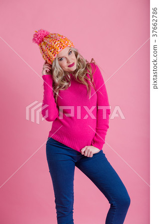Beautiful young pregnant woman is wearing warm 37662786