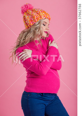 Beautiful young pregnant woman is wearing warm 37662788