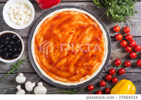 Preparation italian pizza 37664028