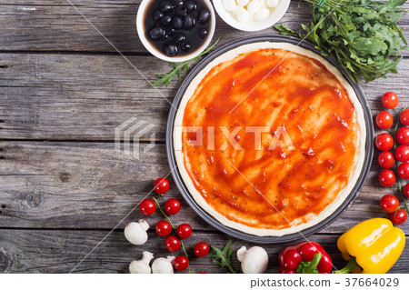 Preparation italian pizza 37664029