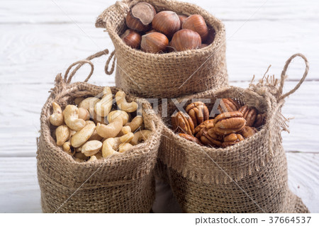 Mix of nuts Mix of nuts 37664537