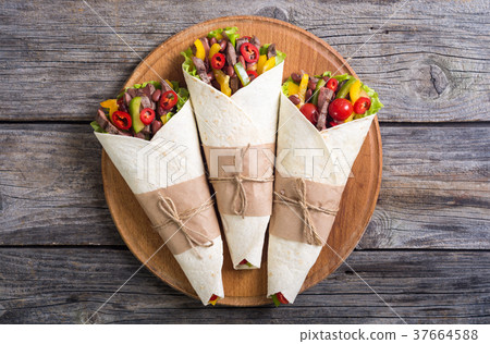 Burrito with beef 37664588