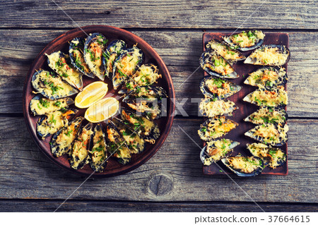 Mussels baked with cheese 37664615