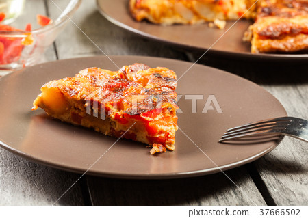 Tortilla de patatas - spanish omelette Tortilla de patatas - spanish omelette 37666502
