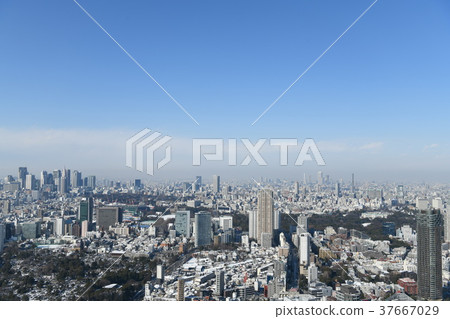 日本的東京都市風景“新宿和池袋等”=在大雪的黎明時分散佈的藍天·2018年1月23日 日本的東京都市風景“新宿和池袋等”=在大雪的黎明時分散佈的藍天·2018年1月23日 37667029
