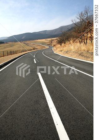 Driving course around the mountain range 37667332