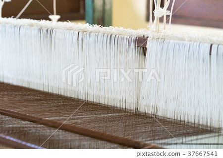 Weave silk cotton on the manual wood loom 37667541