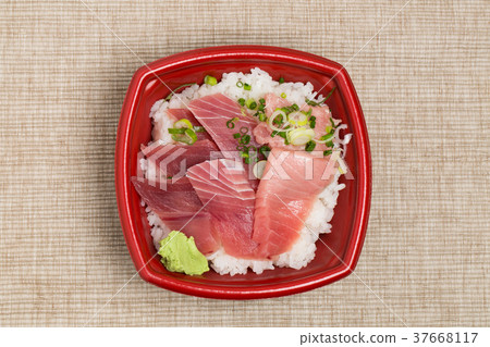 Bowl of rice topped with sashimi  37668117