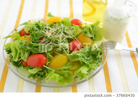 Healthy salad 37668430