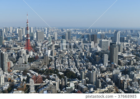 日本的東京都市風景“看東京塔等”=在大雪的黎明時分散佈的藍天·2018年1月23日 37668985