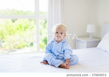 Kids in bed. Children in pajamas. Family bedroom. 37669853