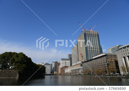 Tokyo cityscape in Japan "Wanting to see Otemachi and Marunouchi" = dawn of heavy snow / blue sky spreading · January 23, 2018 37669890