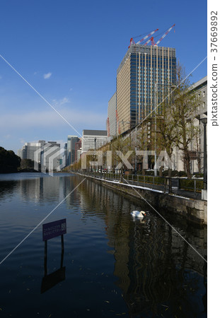Tokyo cityscape in Japan "Wanting to see Otemachi and Marunouchi" = dawn of heavy snow / blue sky spreading · January 23, 2018 37669892