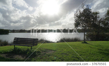 Lake _ lawn 37670501