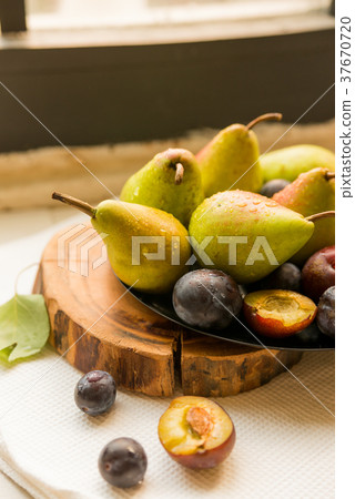 Studio shot plums and pears on plate heathy diet 37670720
