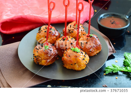 Spicy chicken balls in sweet chilli glaze Spicy chicken balls in sweet chilli glaze 37671035