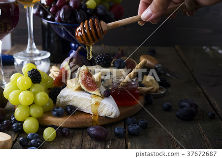 White wine, grape, bread, honey and cheese 37672687