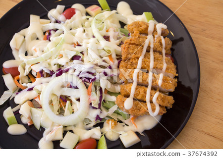 salad fried chicken 37674392