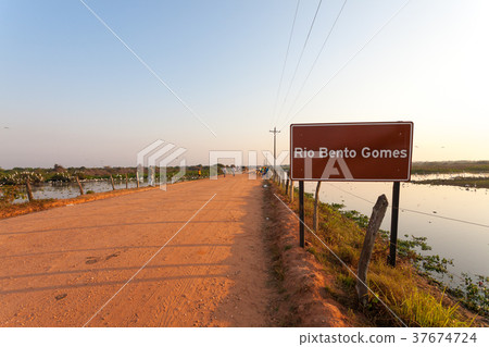 Brazilian dirt road in perspective 37674724