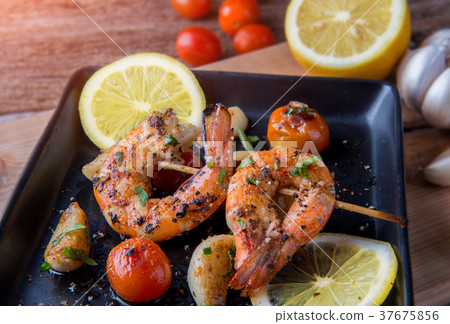 圖庫照片: skewers barbeque grilled prawns