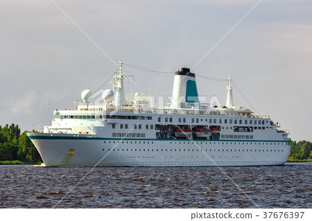 White cruise liner in city 37676397